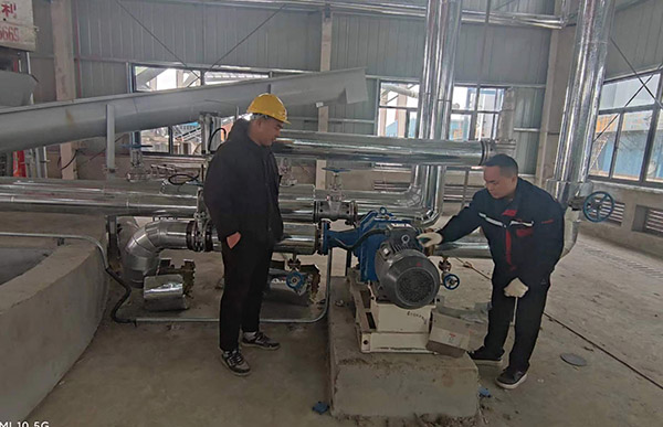 艾迪机器售后工程师现场讲解污水输送泵使用注意事项.jpg