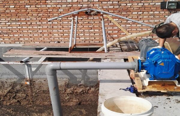 养殖场牛粪抽粪泵.jpg 养殖场牛粪抽粪泵.jpg