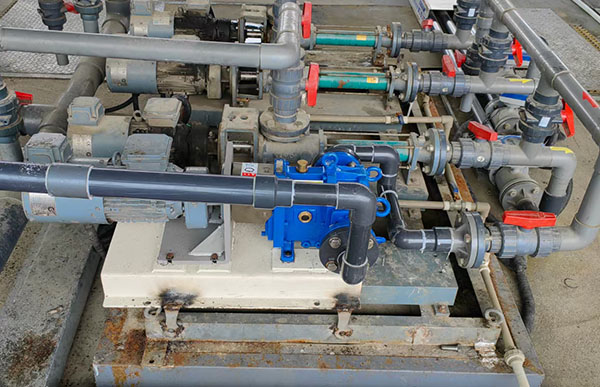 宜春污水厂加药车间用泵.jpg 宜春污水厂加药车间用泵.jpg